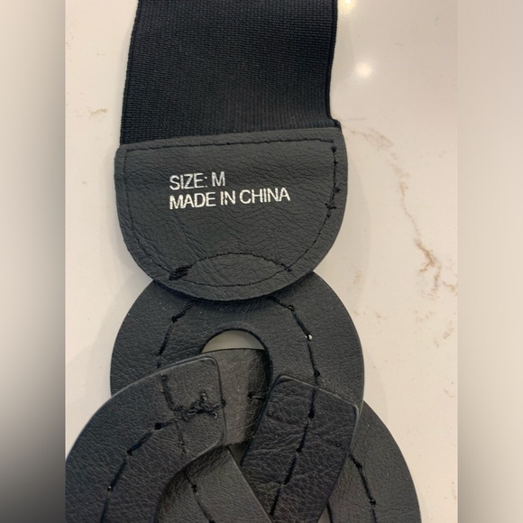 Black Faux Leather Gold Link Knotted Stretchy Belt With Snap Closure Size Medium - Picture 7 of 7